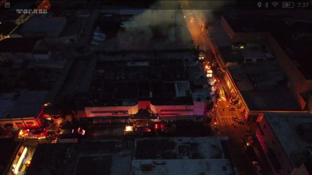 911 coordina asistencia de incendio en plaza comercial de Santiago