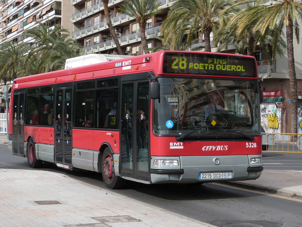 Turistas olvidan a sus hijos en un bus, lo siguen en taxi y los recuperan a los 40 minutos