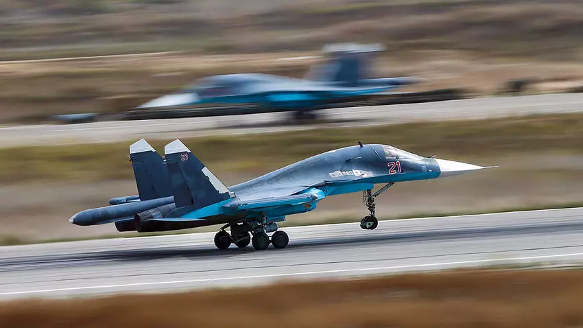 Rusia recurre a los cazabombarderos Su-34 para martillear posiciones ucranianas en Kursk