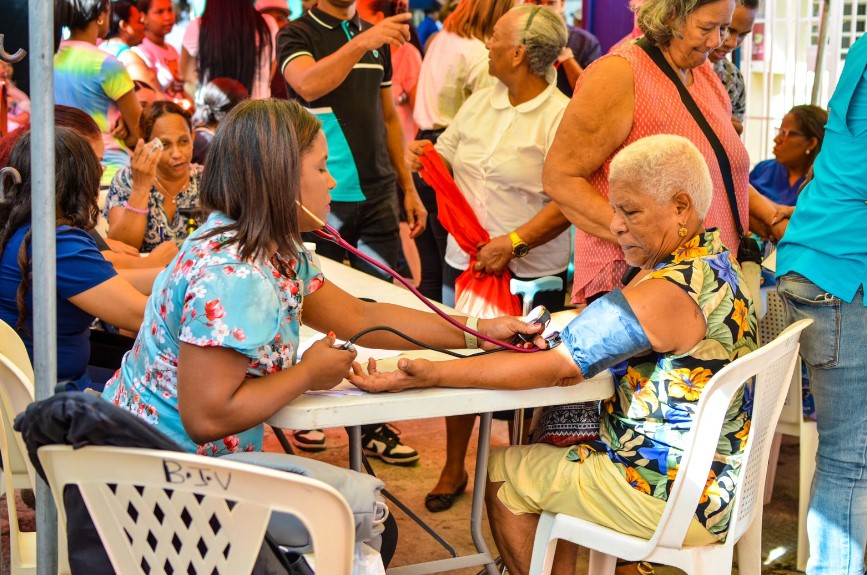 Residentes de SDO acuden masivamente a operativo médico