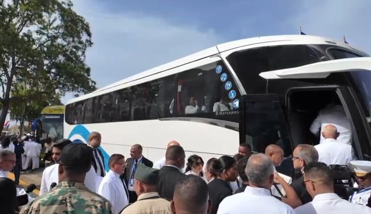 Legisladores se trasladaron en autobuses al Teatro Nacional para toma de posesión del presidente