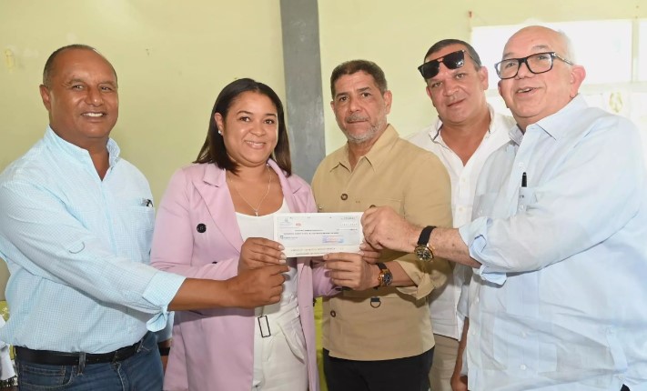 Agricultura entrega cheques a productores afectados por lluvias como parte de la 