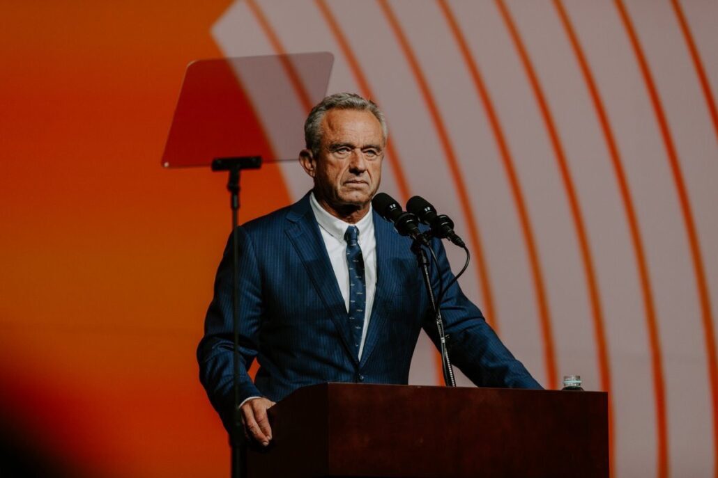 Robert F. Kennedy Jr suspende su campaña presidencial y apoya a Donald Trump