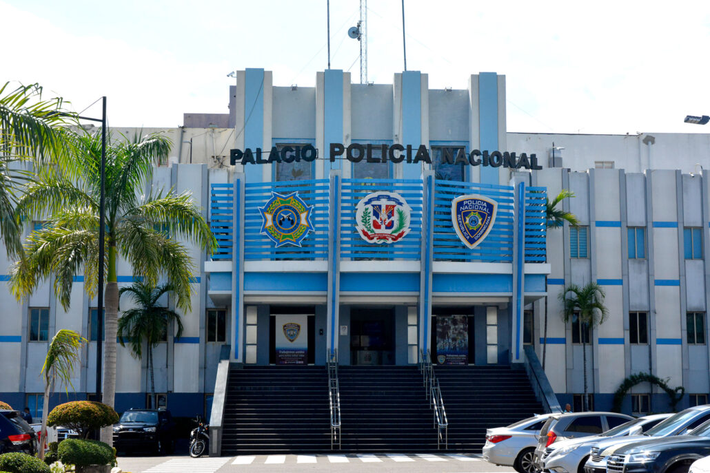 PN apresa a mujer mediante orden de arresto por robo en Puerto Plata