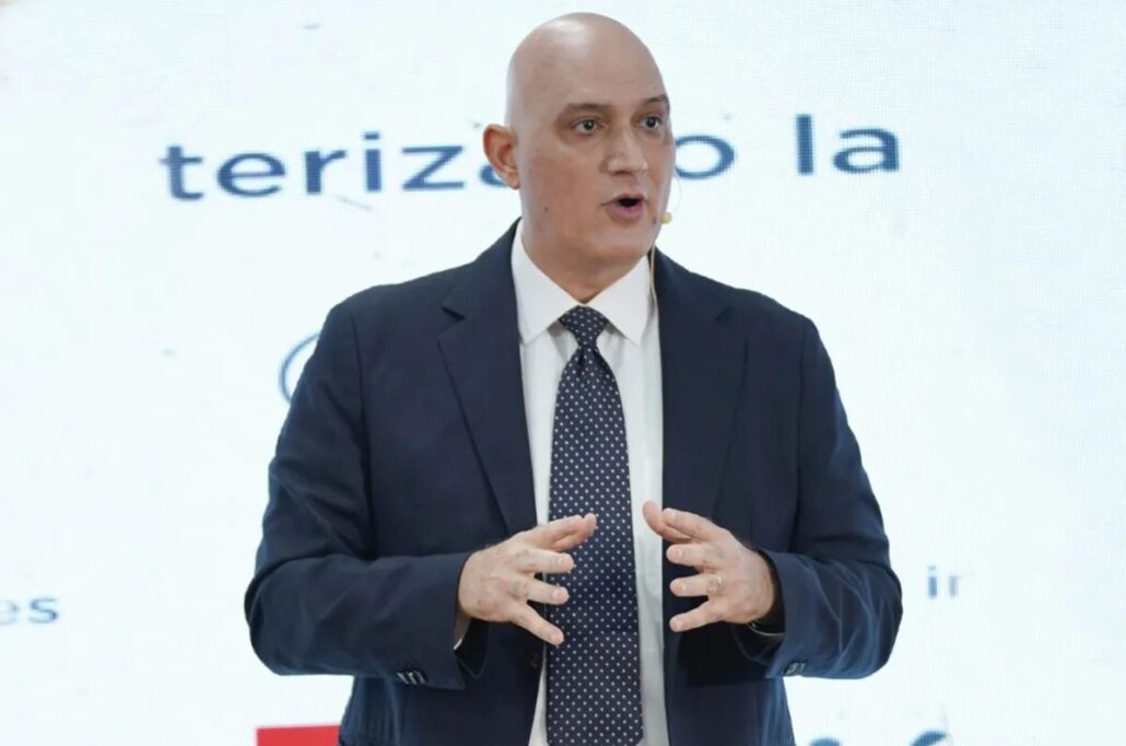 El ministro de Economía dice hay que aumentar la inversión en capital humano