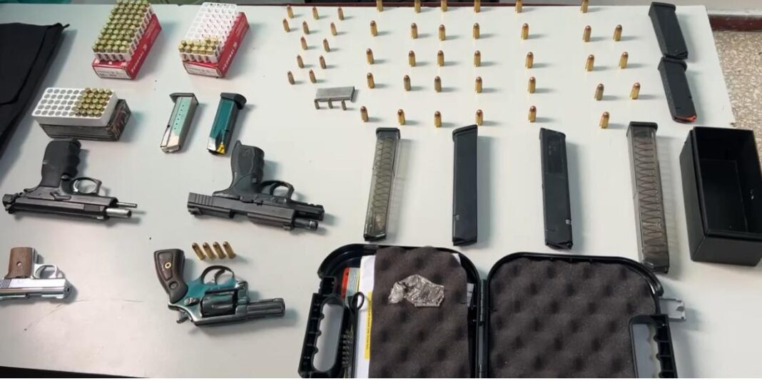 PN y MP confiscan armas y municiones en la provincia Duarte; tres hombres resultan detenidos