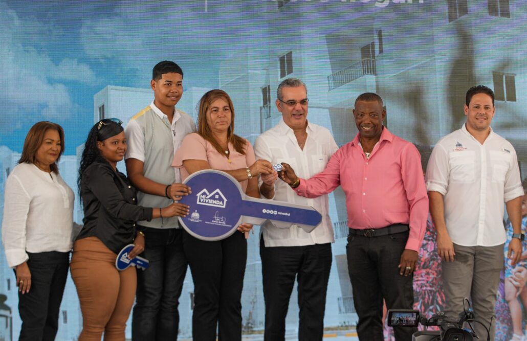 Presidente Abinader y Ministro Bonilla entregan 100 nuevos apartamentos en San Luis