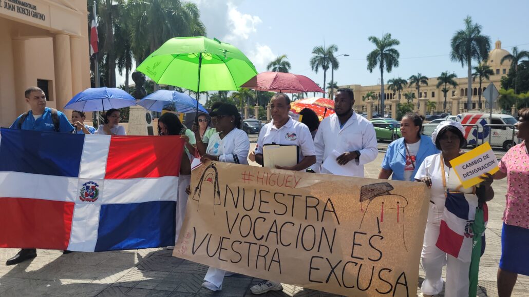 Grupo de enfermeros protestan frente al Palacio Nacional en demanda de aumento salarial