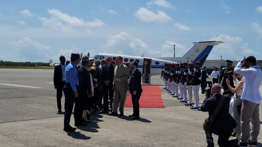 Presidente de Guatemala y primer ministro de Bahamas arribaron este jueves al país, participarán en toma de posesión de Abinader