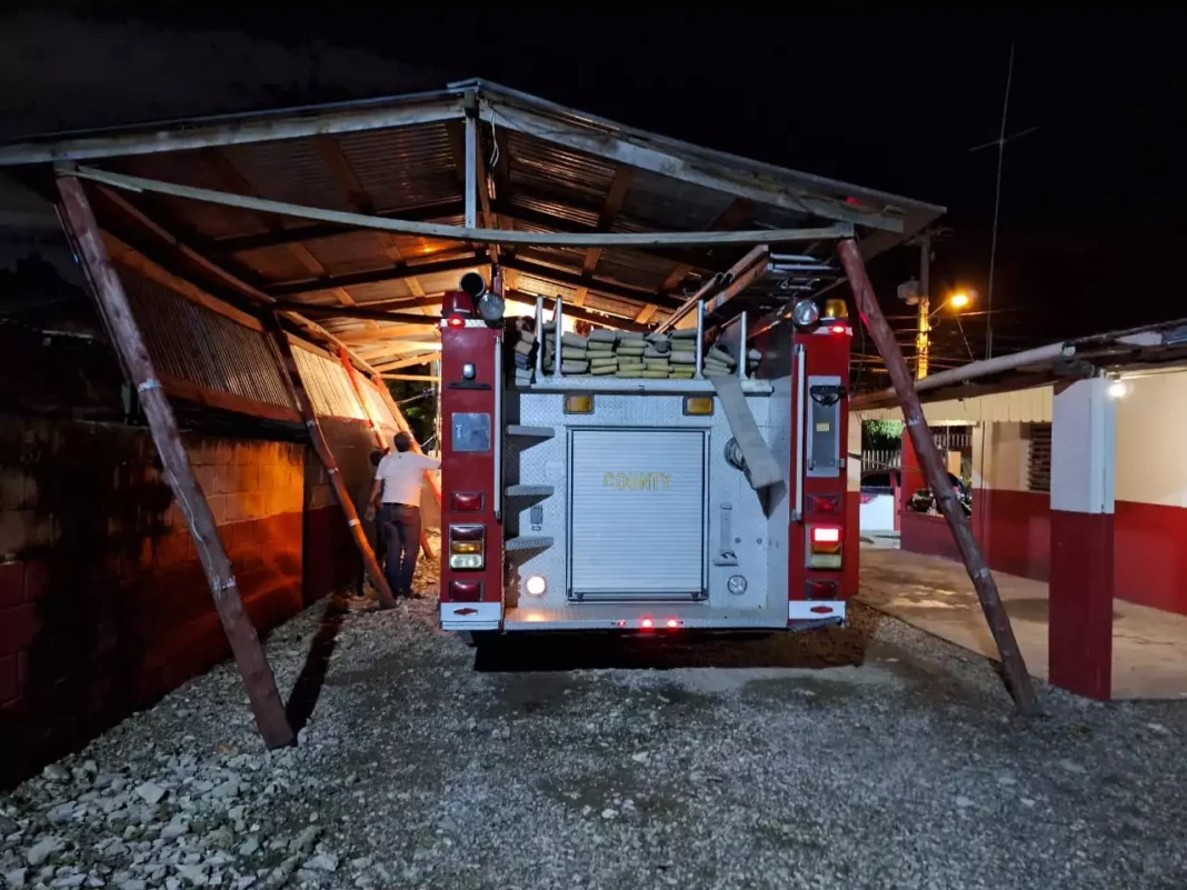 Colapsa techo de marquesina de los bomberos en Espaillat