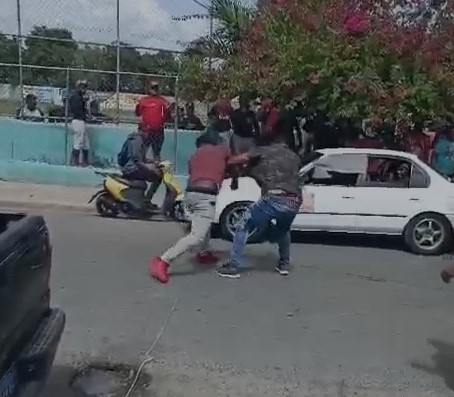 ¡En plena vía! Choferes se enfrentan a golpes por un pasajero en Santiago