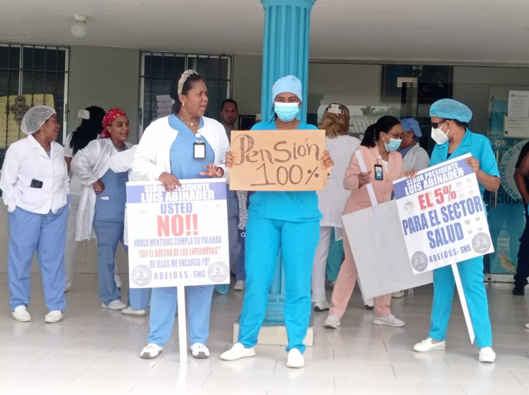 Enfermeras del Hospital Salvador B. Gautier protestan por precariedades en el sector salud