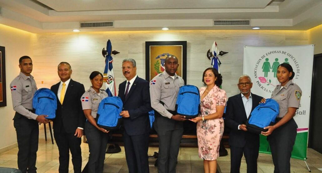 Aseopna agradece donación de mochilas y útiles escolares del Banco Popular Dominicano