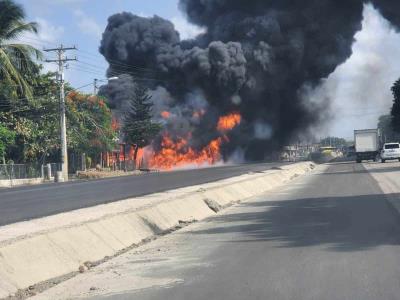 Fallece hombre resultó con quemaduras tras explosión de camión tanquero en autopista Duarte