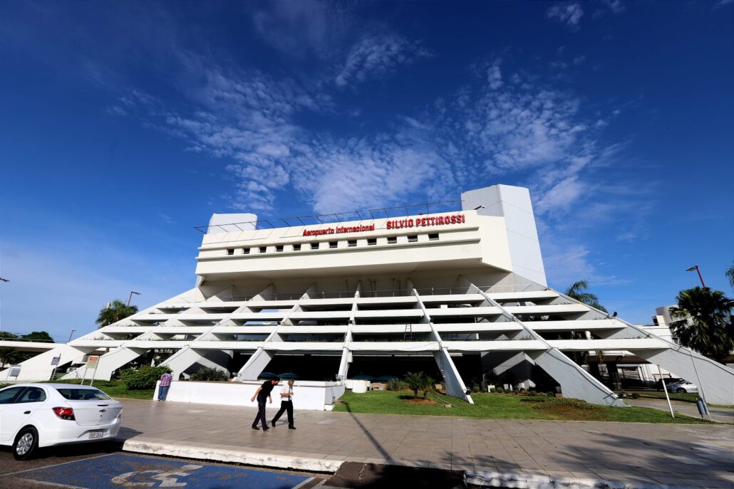 Detienen a dos dominicanos con pasaportes falsos en aeropuerto de Paraguay