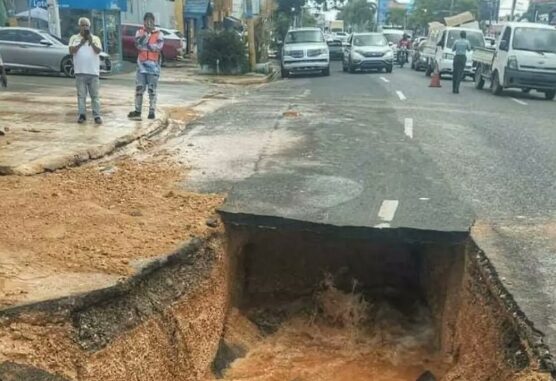 Se registra un socavón en la Av. San Vicente de Paul tras explotar una tubería de agua