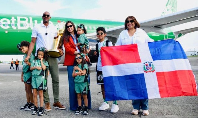 La familia Horford-Vega, llegó a la República Dominicana en un vuelo privado por el Aeropuerto Internacional de Las Américas.