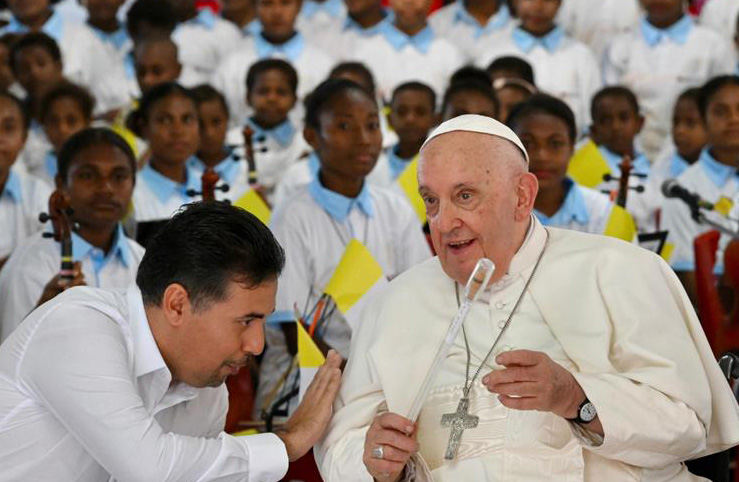 Orquesta de niños de Vánimo con un director venezolano que tocó ante el papa