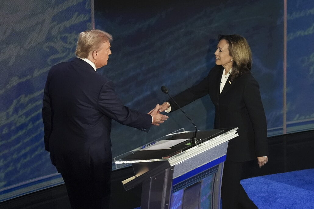 Comienza el debate entre Trump y Harris con un apretón de manos y una presentación formal