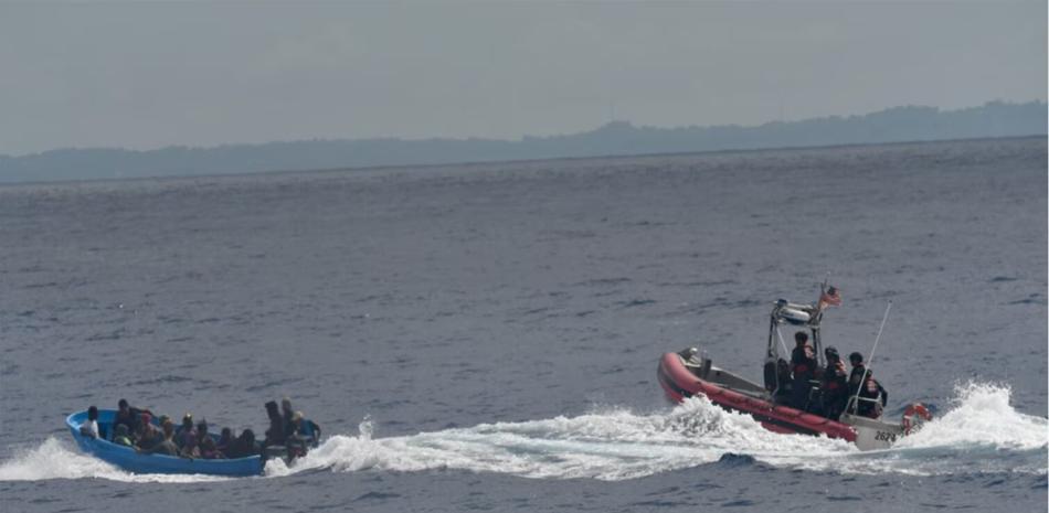 Rescatan a 20 dominicanos de una embarcación que se hundía en el océano Atlántico