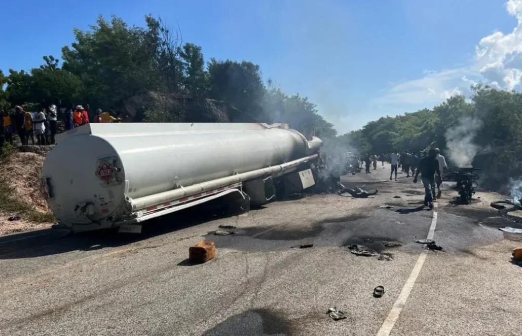 Haití declara tres días de luto por explosión de camión cisterna que ya deja 31 fallecidos