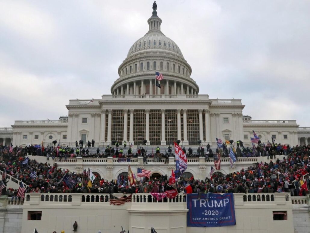 Trump insiste ante Harris que no fue responsable del 6 de enero por el que fue imputado