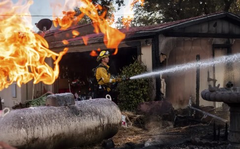 Un incendio sin controlar obliga a evacuar a miles de personas en el sur de California