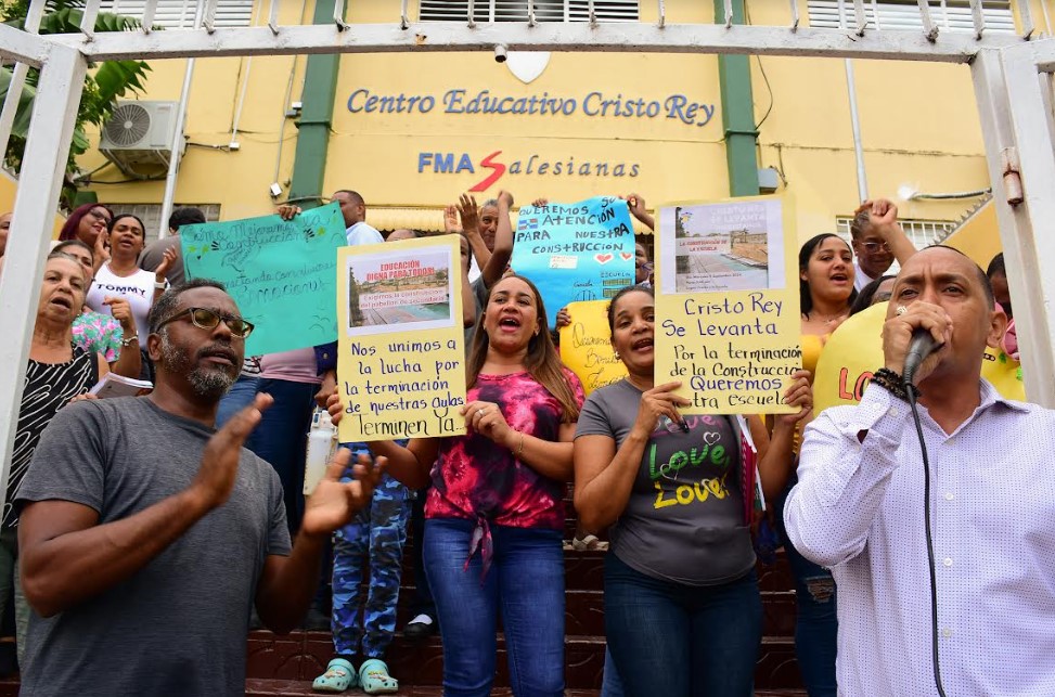 Ciudadanos exigen la terminación de escuela en Cristo Rey