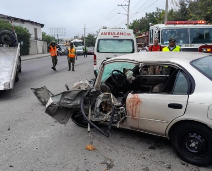 911 coordina asistencia en accidente entre jeepeta y vehículo de transporte público en Santiago