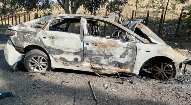 Joven pierde la vida tras chocar con un árbol y su vehículo incendiarse en Santiago