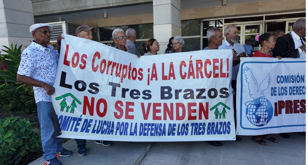 Ciudadanos piden justicia a cabecillas de venta irregular de títulos en Los Tres Brazos