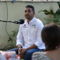 Ministro de la Juventud, Carlos Valdez, presenta el primer episodio del podcast "Hablando con el #31"