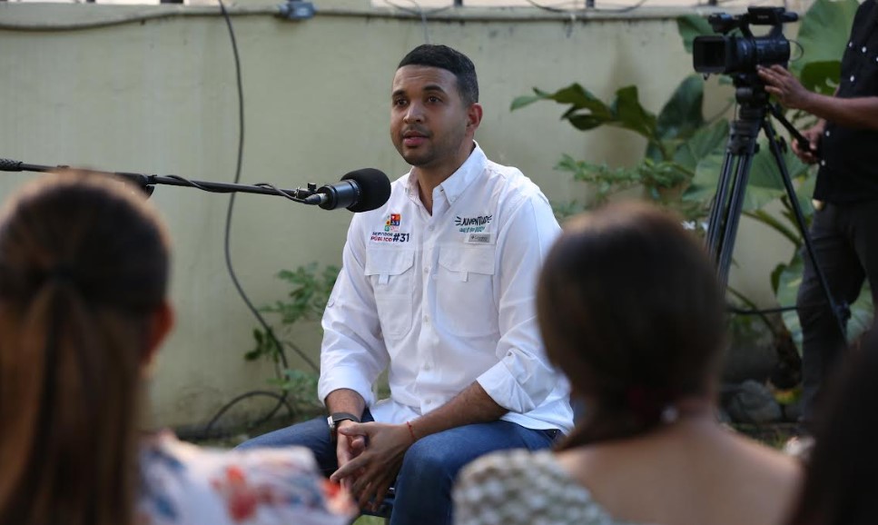 Ministro de la Juventud, Carlos Valdez, presenta el primer episodio del podcast 