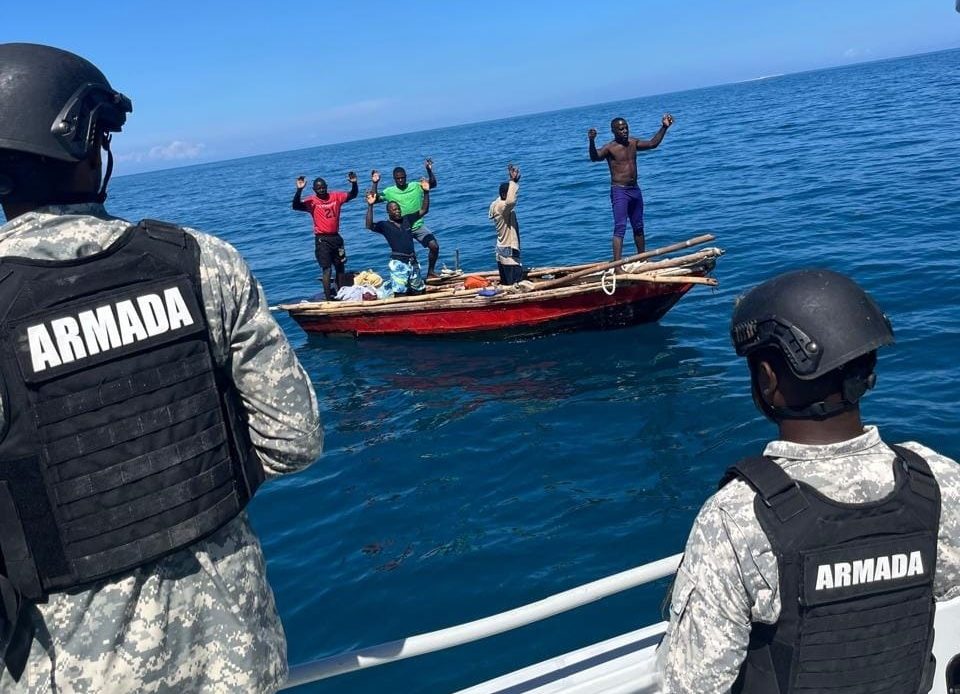 Interceptan embarcación con cinco haitianos a bordo durante operativo marítimo, en Montecristi