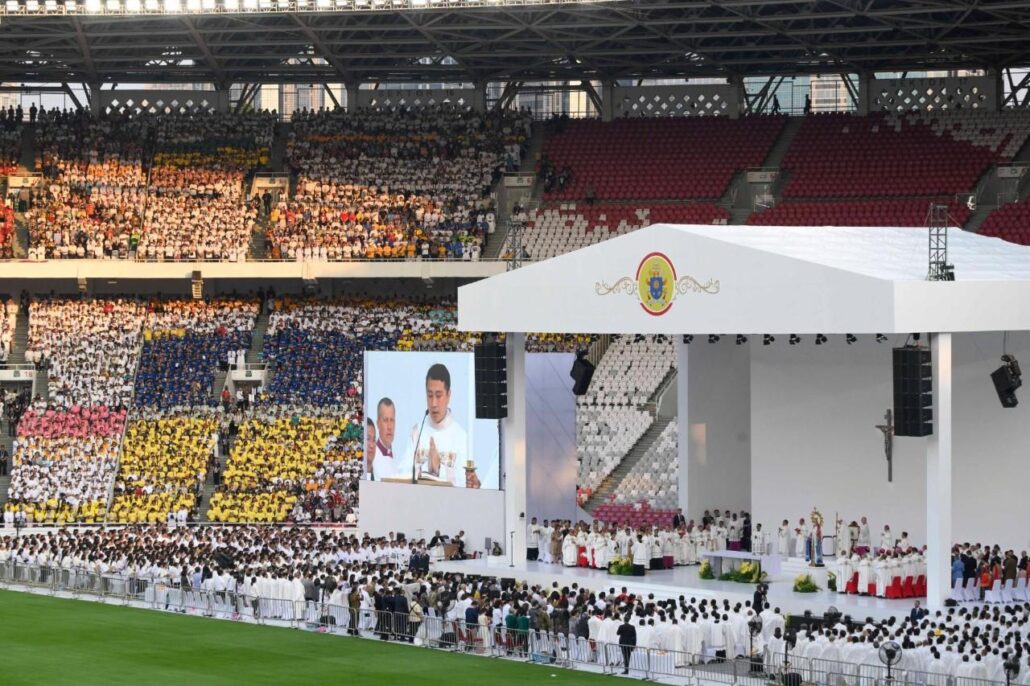 El papa celebró misa para 100.000 personas en Yakarta