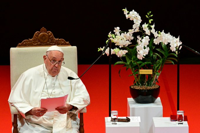 El papa celebró misa para 50.000 personas