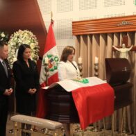 Boluarte acude a presentar sus respetos en el velatorio de Alberto Fujimori