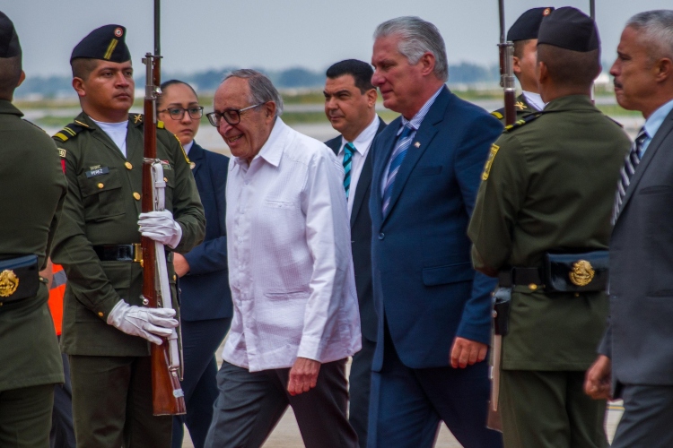 Miguel Díaz-Canel, llega a México para investidura de Sheinbaum