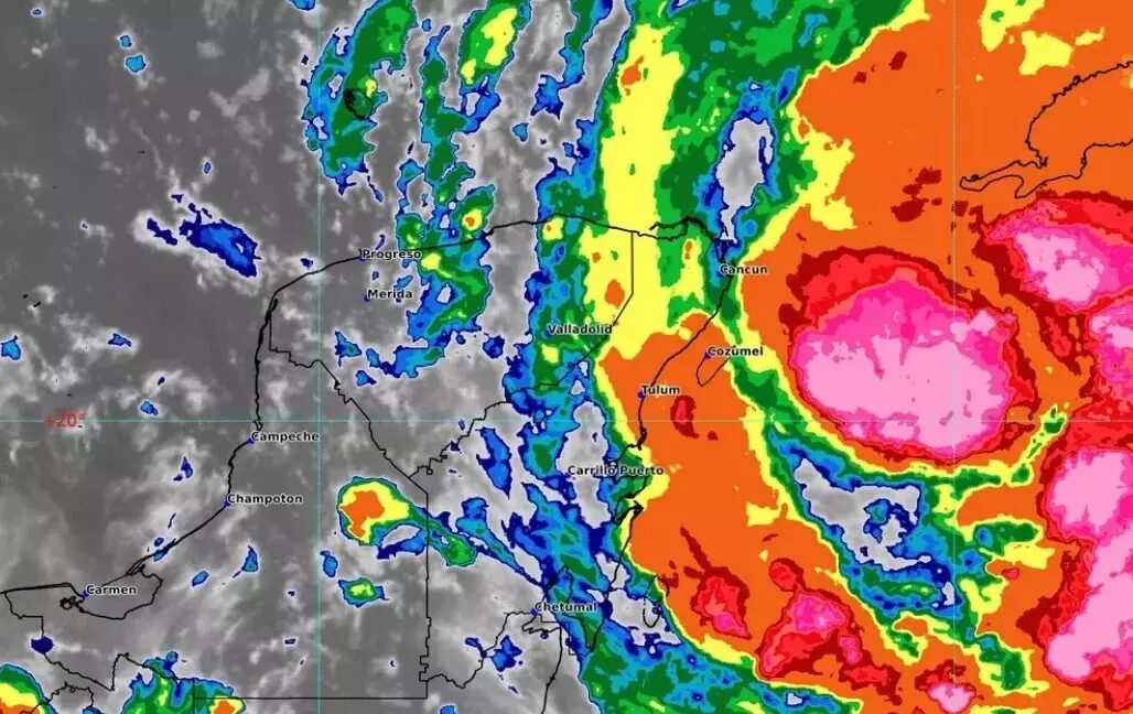 Tormenta Helene se intensifica sobre el noroeste del Caribe mexicano