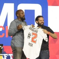 Vladimir Guerrero recibe camiseta de su hijo Pablo escogido por los Toros en el Dratf de Lidom - Noticias de hoy en República Dominicana | De Último Minuto