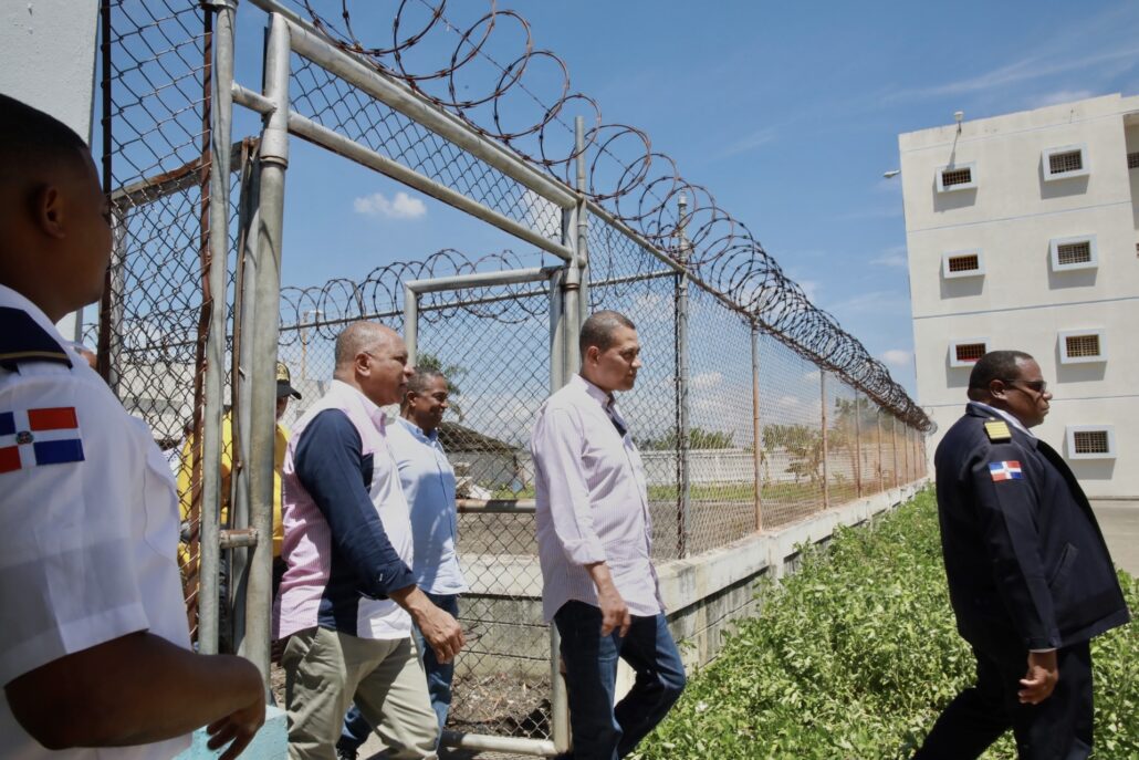 Presidente Indotel visita cárcel La Vega para iniciar plan de bloqueadores de recintos penitenciarios