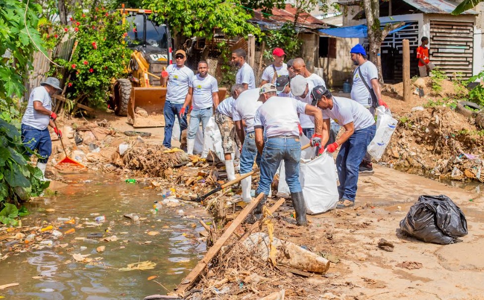 Comunidad y alcaldía de Las Terrenas realizan jornada de limpieza en el río Caño Seco