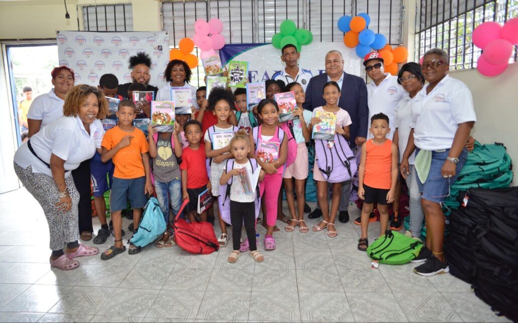 Más de 600 niños y niñas de Villa Francisca reciben útiles escolares