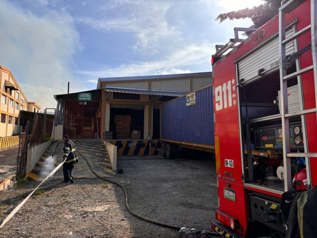 21 unidades de bomberos sofocan incendio en fábrica de tabaco en Moca