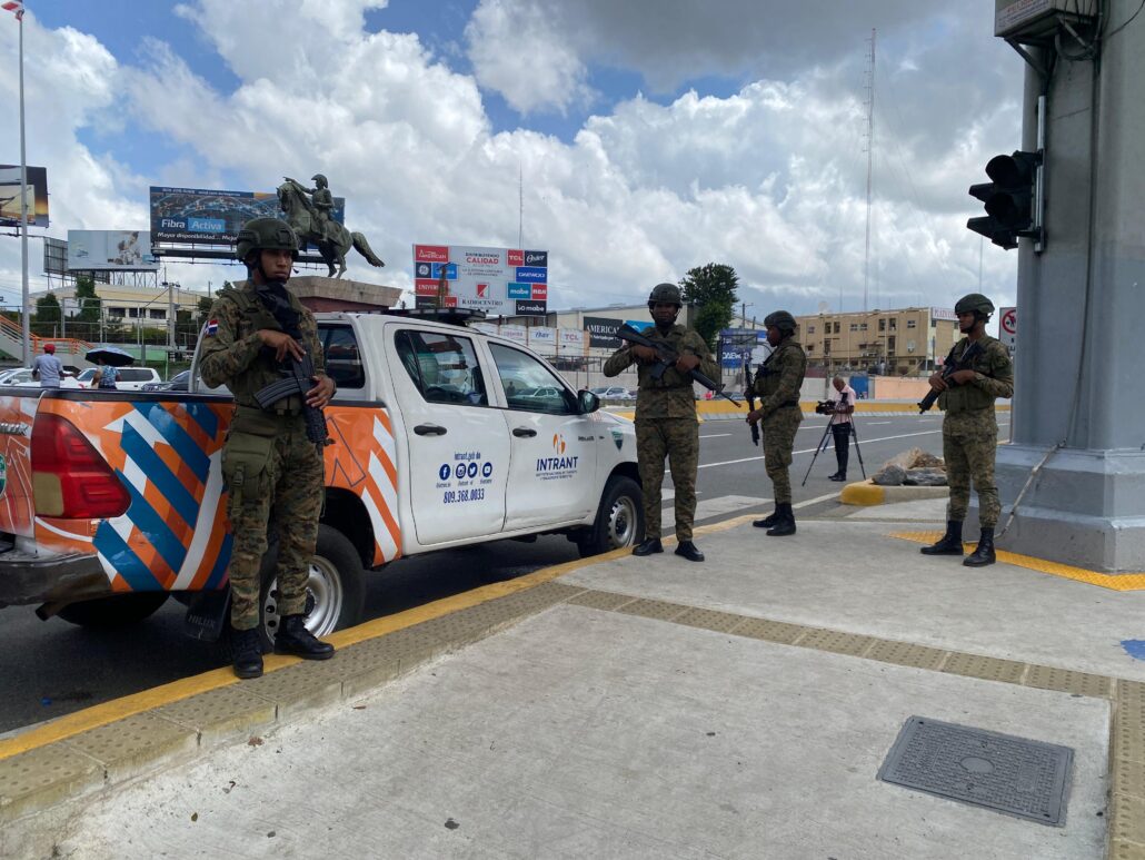 Choferes del transporte público apoyan la presencia militar en semáforos del DN