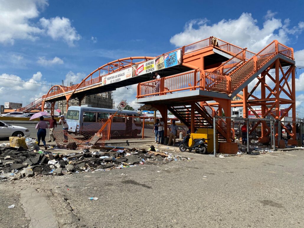 Choferes, comerciantes y transeúntes exigen agilización en obras del Km 9 de la Autopista Duarte