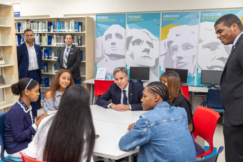 Antony Blinken se reúne con estudiantes del Programa de Inglés de Inmersión