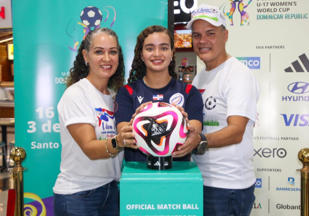 Santiago vive la experiencia del Trophy Tour de la Copa Mundial Femenina Sub-17 de la FIFA