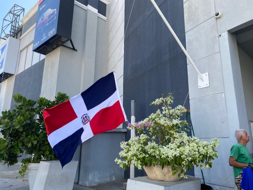 Fundación Lasallistas Dominicanos promueve dominicanidad con izamiento de la bandera en Bella Vista Mall