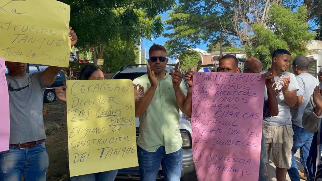 Protestan por deficiencias en el suministro de agua en sectores de Santiago 